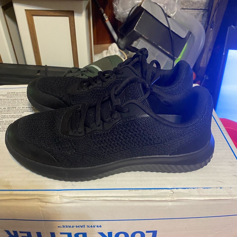 Sleek Black Sneakers for Versatile Style